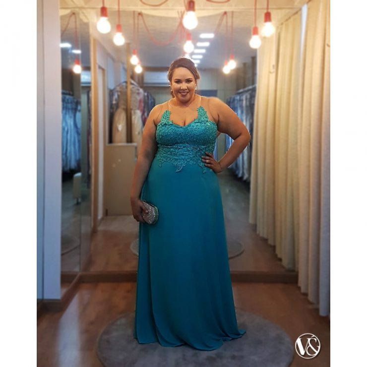 Vestido de Festa Madrinha de Casamento Verde Longo Decotado Plus Size próximo à Oswaldo Cruz - Aluguel - Arrivee