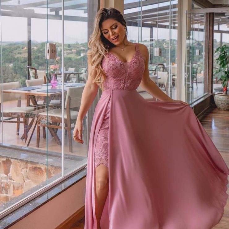 Vestido de Festa Rosa Madrinha de Casamento Midi Fenda Decotado Longo próximo ao Catete - Arrazo Fashion